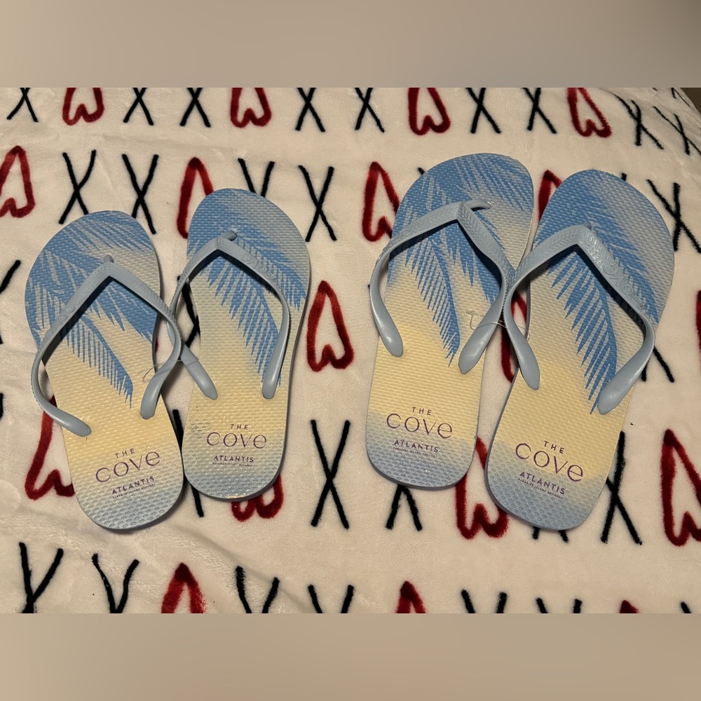 The Cove Atlantis Paradise Island Bahamas sandals  one pair size 8 other  s11